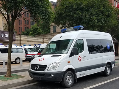 奔馳淩特長(cháng)軸高頂柴油監護型救護車