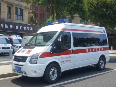 江鈴福特新世代全順長(cháng)軸柴油中頂監護型救護車